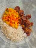 Deliciosa linguiça agridulce acompañada con arroz y ensalada
