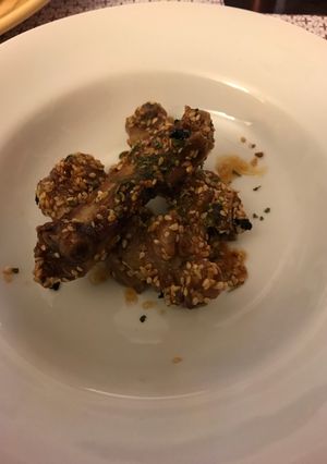 Una foto de Costillas agridulces con sésamo tostado