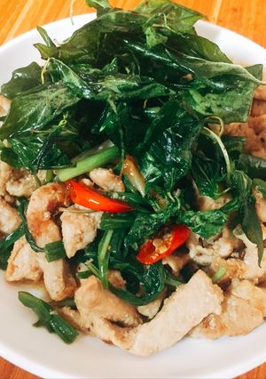 Hình của món Thịt xào lá quế.