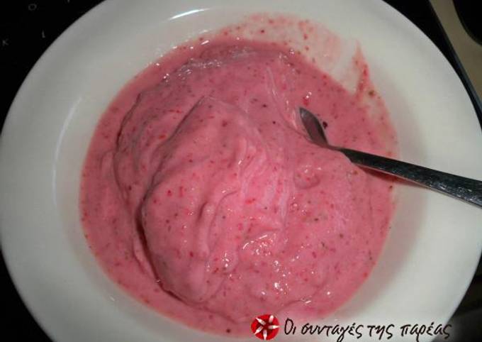 κύρια φωτογραφία συνταγής Υγιεινό παγωτό φράουλας