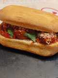 Panino polpette al sugo, foglie di mentuccia e Parmigiano Reggiano grattugiato