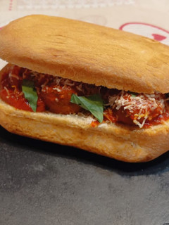Foto di Panino polpette al sugo, foglie di mentuccia e Parmigiano Reggiano grattugiato