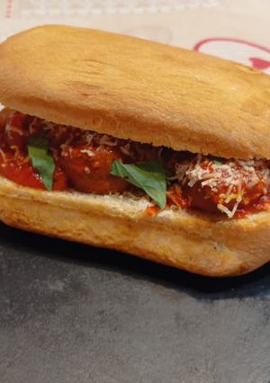 Foto di Panino polpette al sugo, foglie di mentuccia e Parmigiano Reggiano grattugiato