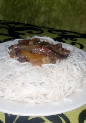 A picture of Taliya da miyar albasa da tumatir.