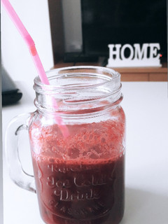 Una foto de Batido de té con frutas rojas