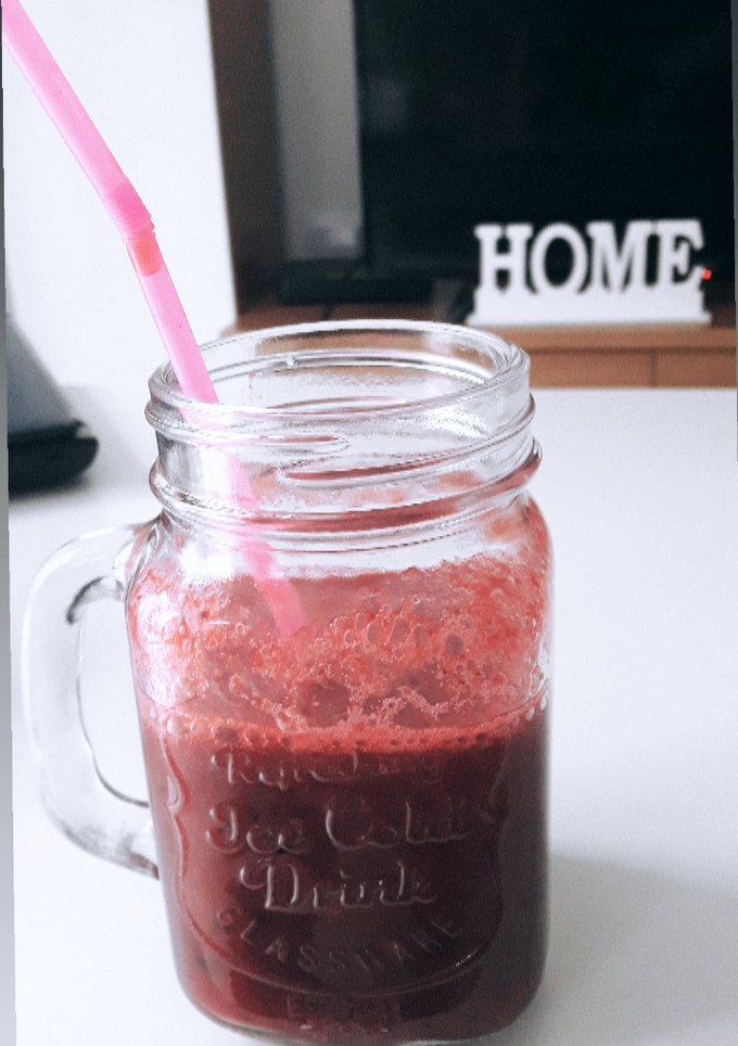 Una foto de Batido de té con frutas rojas