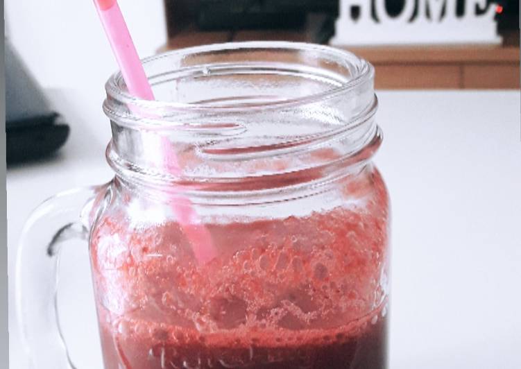 Batido de té con frutas rojas