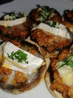 Una foto de Champiñones rellenos de ternera y queso de cabra