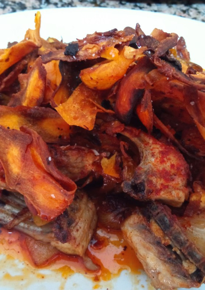 Una foto de Costillas de conejo con cebolla picante y chips de boniato