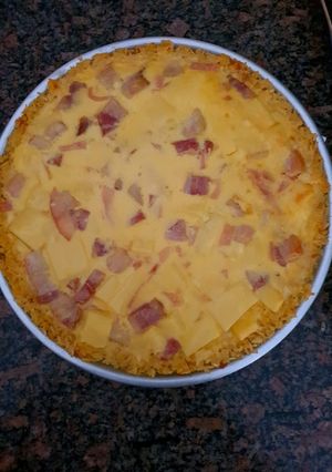 Una foto de Tarta de panceta y queso con base de arroz