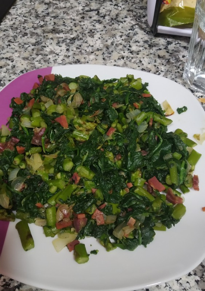 Una foto de Espinacas con espárragos