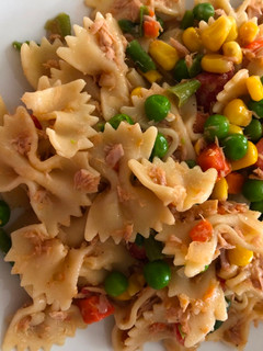 Una foto de Ensalada fría de Farfale y atún
