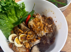 A picture of Vietnamese Chicken Noodle (Dry) Miến Gà Trộn.