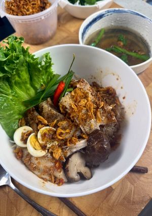 A picture of Vietnamese Chicken Noodle (Dry) Miến Gà Trộn.