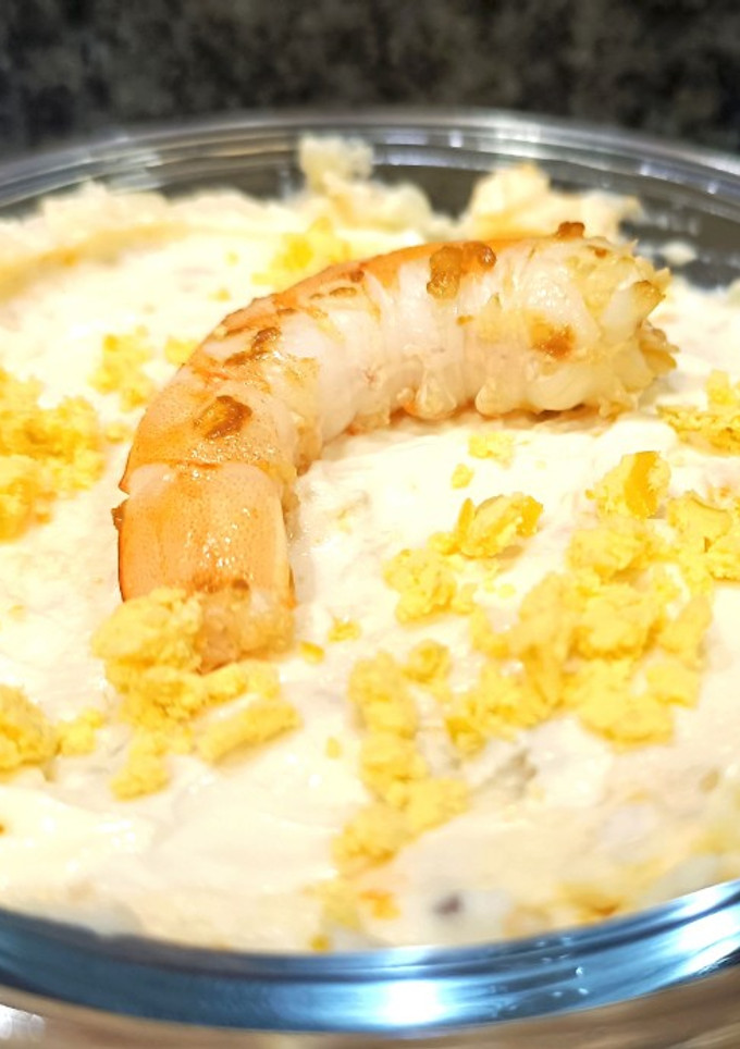 Una foto de Ensaladilla de marisco y merluza