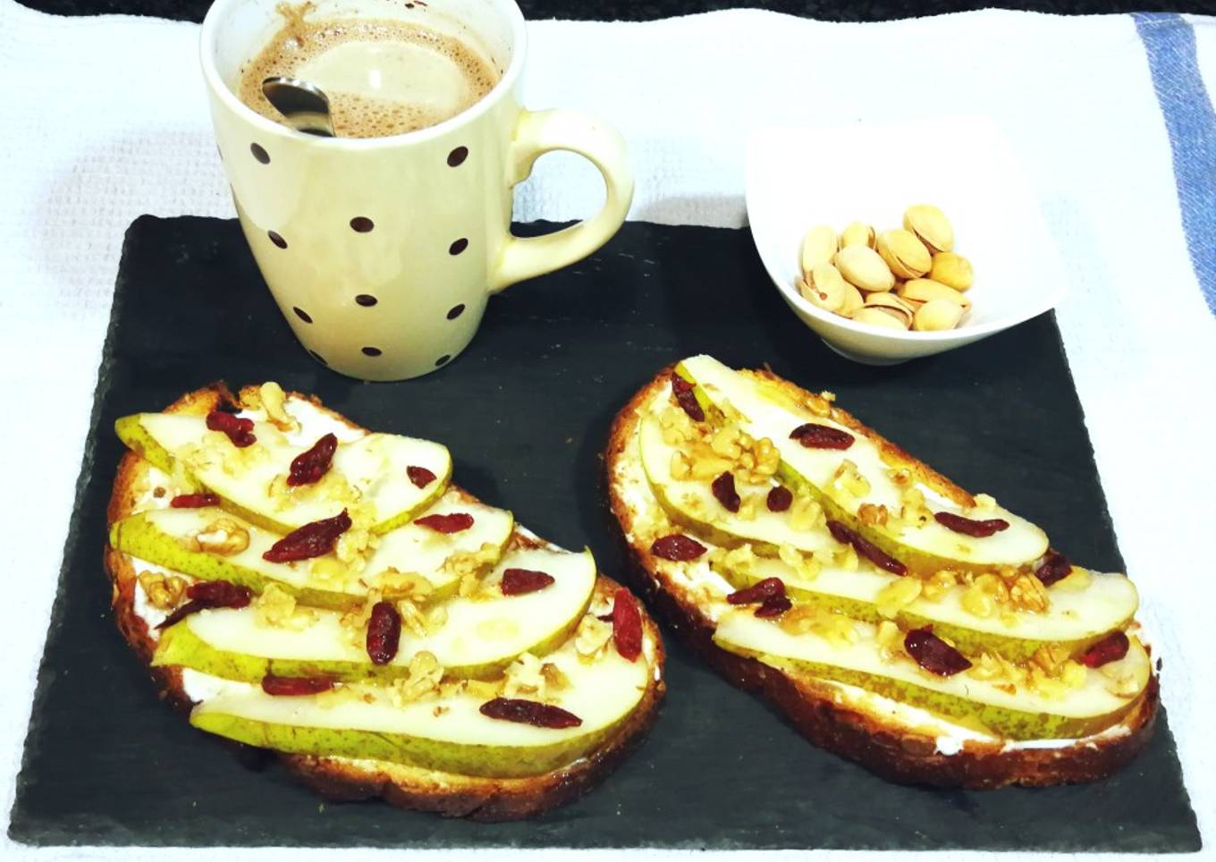 Pan de hogaza con semillas con peras y queso