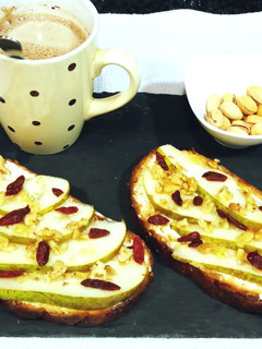 Una foto de Pan de hogaza con semillas con peras y queso