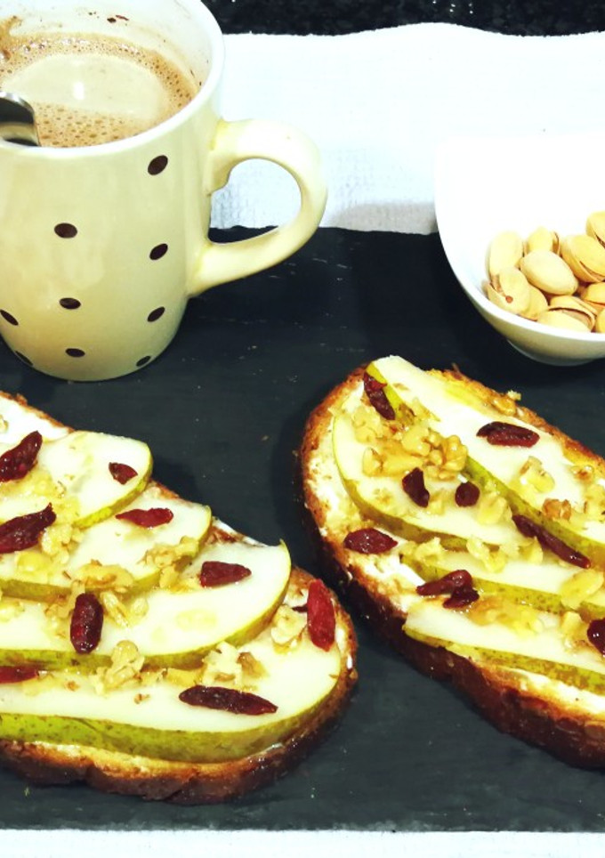 Una foto de Pan de hogaza con semillas con peras y queso