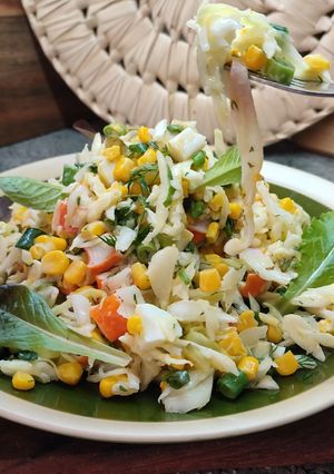 Una foto de Ensalada de repollo con palitos de surimi