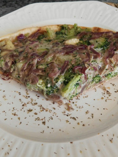 Una foto de Quiche de brócoli, Camembert y cebolla caramelizada