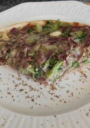 Foto principal de Quiche de brócoli, Camembert y cebolla caramelizada