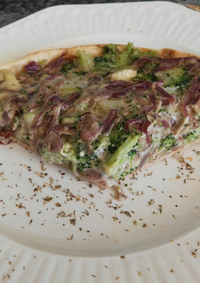 Una foto de Quiche de brócoli, Camembert y cebolla caramelizada
