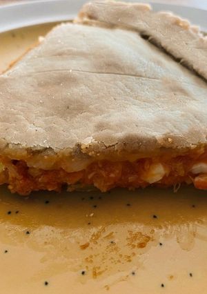 A picture of Tomatoe and tuna pie.