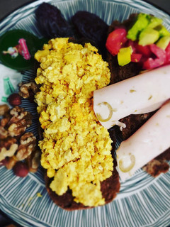 Una foto de Brunch 100% Vegano No huevos revueltos de tofu 🌱🌱🌱