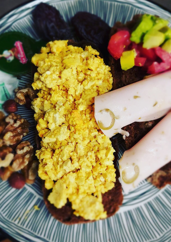 Una foto de Brunch 100% Vegano No huevos revueltos de tofu 🌱🌱🌱