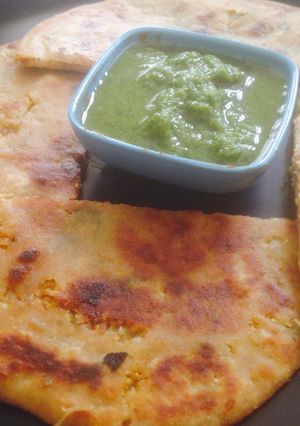 A picture of Gobi paratha.