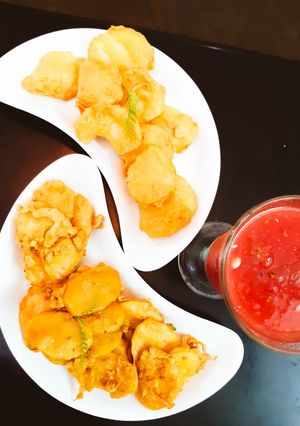 A picture of Aloo ky pakoray.