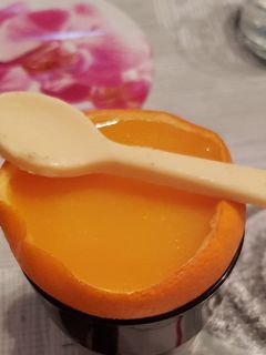 Una foto de Crema de naranja con cuchara de chocolate