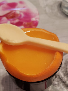 Una foto de Crema de naranja con cuchara de chocolate