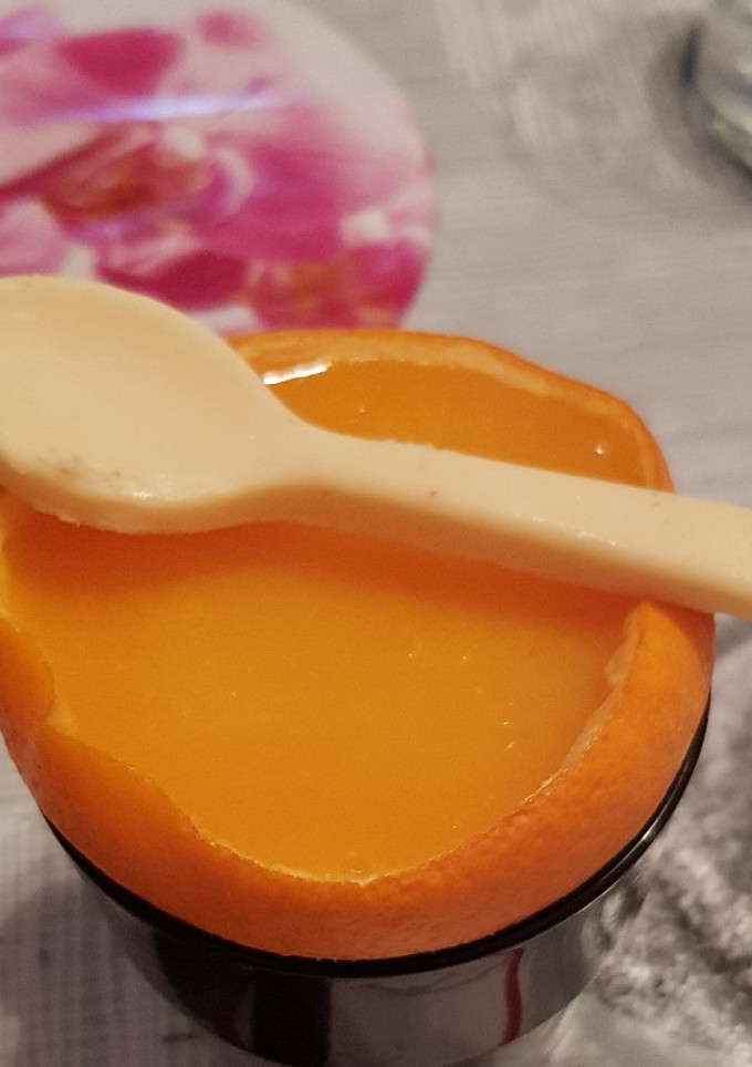 Una foto de Crema de naranja con cuchara de chocolate