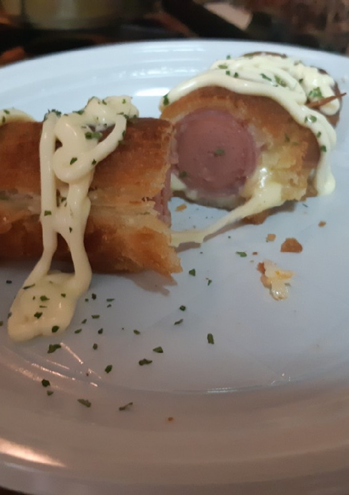 Una foto de Rollos de salchicha empanado