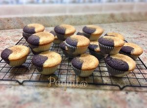 Foto principal de Magdalenas bicolor ☯️🧁(fáciles y rápidas)