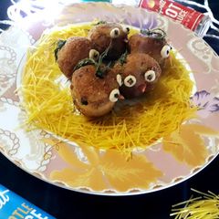 A picture of Chicken noodles balls.
