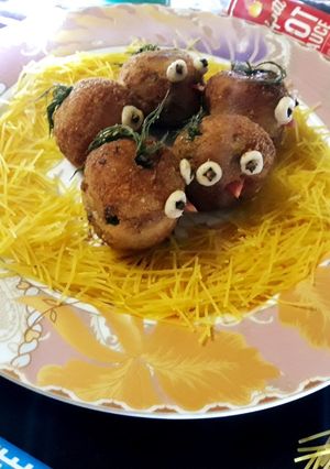 A picture of Chicken noodles balls.