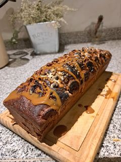 Una foto de Budín de banana, nuez y dulce de leche
