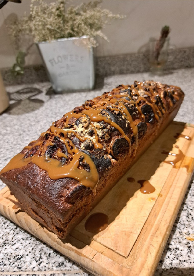 Una foto de Budín de banana, nuez y dulce de leche