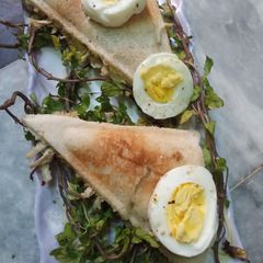 A picture of Boiled eggs n chicken veggies sandwiches 🥪🥪🥪.