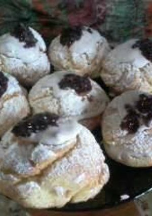 Una foto de Profiteroles rellenos con merengue y mermelada de mora