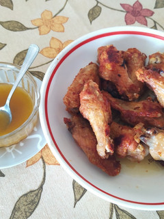 Una foto de Alitas de pollo, con emulsión de miel