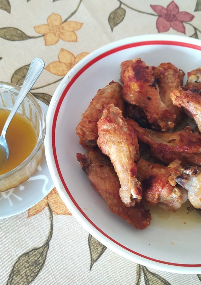 Una foto de Alitas de pollo, con emulsión de miel