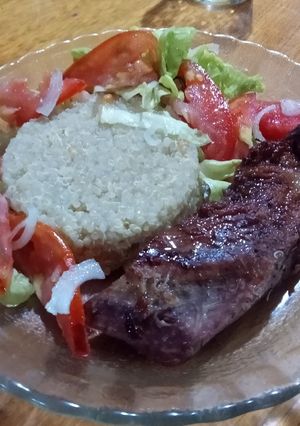 Una foto de Quinoa, carne al horno y ensalada
