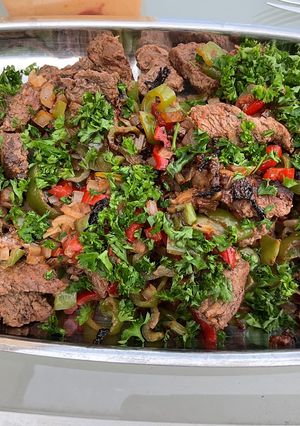 Une photo de Bœuf sauté aux poivrons, oignons, tomate et gingembre