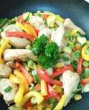 Pechuga de pavo salteada con pimientos y vegetales