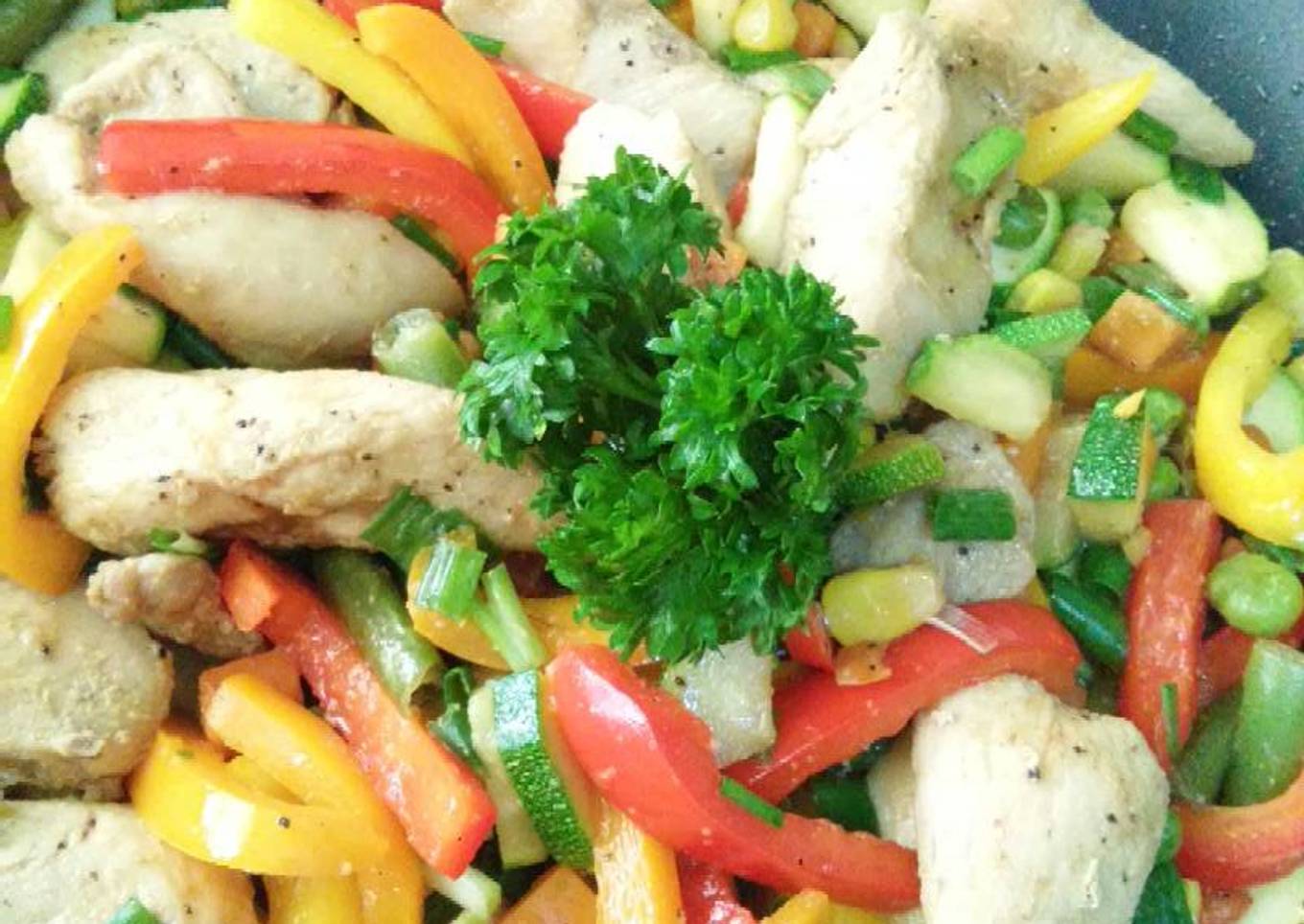 Pechuga de pavo salteada con pimientos y vegetales