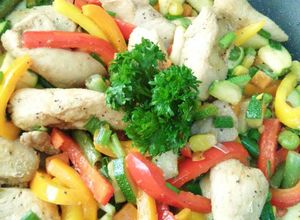 Una foto de Pechuga de pavo salteada con pimientos y vegetales