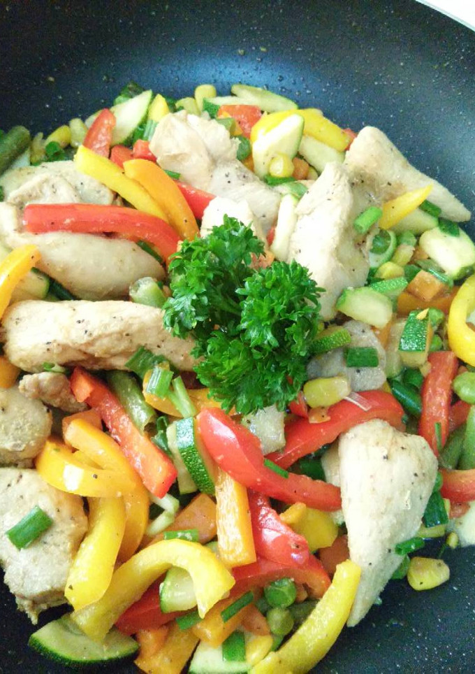 Una foto de Pechuga de pavo salteada con pimientos y vegetales